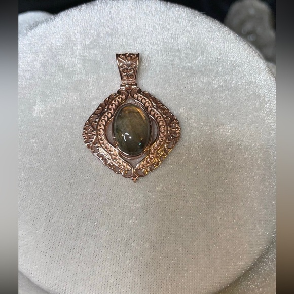 Glowing Laborite pendant surrounded by a beautiful sterling filigree design - Picture 2 of 4